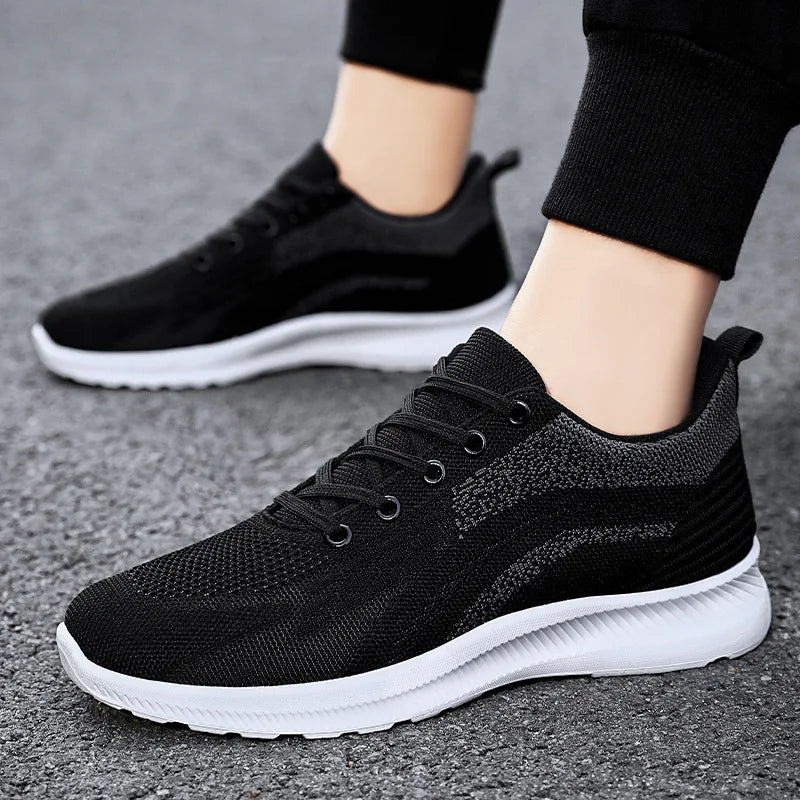 Sapatos esportivos com cordões respiráveis para homens, sapatos soltos casuais, versão coreana, tecido novo voador, primavera e outono