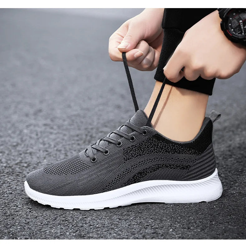 Sapatos esportivos com cordões respiráveis para homens, sapatos soltos casuais, versão coreana, tecido novo voador, primavera e outono